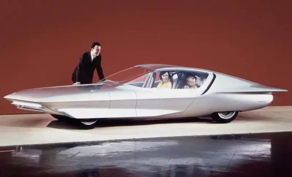 Първоначално проектиран като Firebird IV през 1964 г., този високопроизводителен автомобил е разработен като автономен с всички удобства за ежедневно ползване. Като такъв седалките му може да се накланят и въртят, има вграден телевизор и разтегателна маса и дори хладилник.
